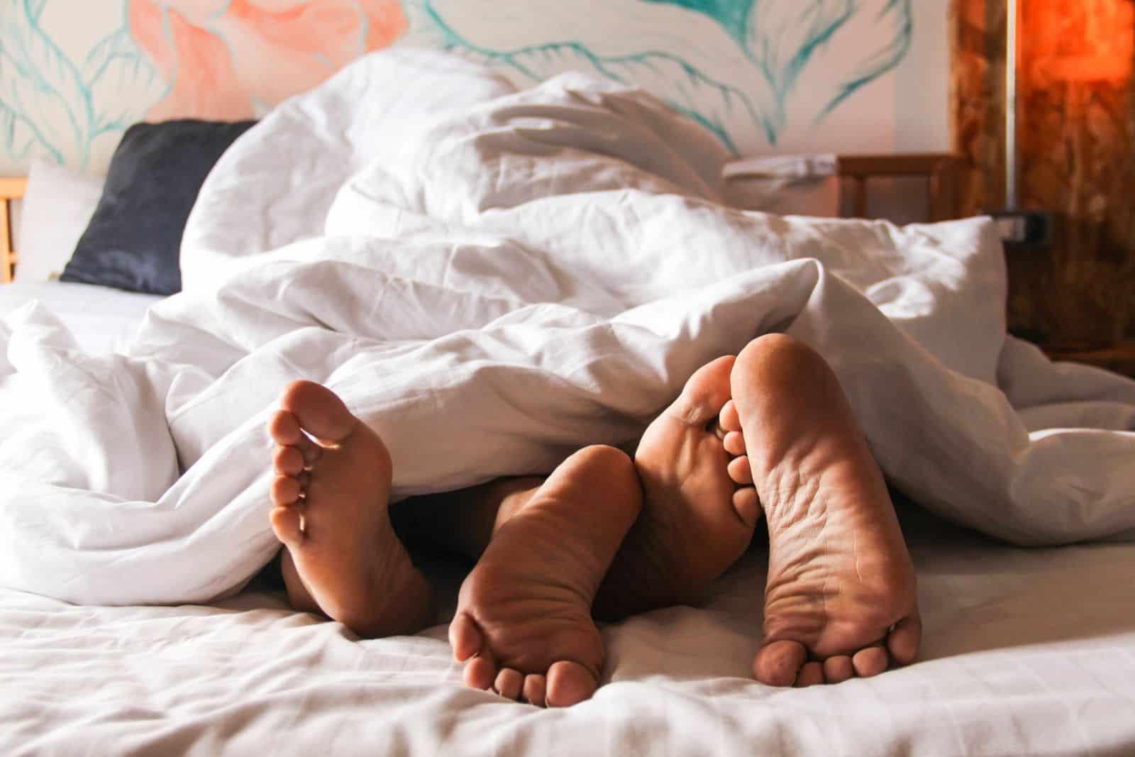 9-common-mistakes-men-do-in-bed
