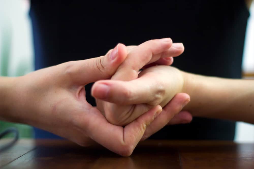 is-cracking-knuckles-harmful