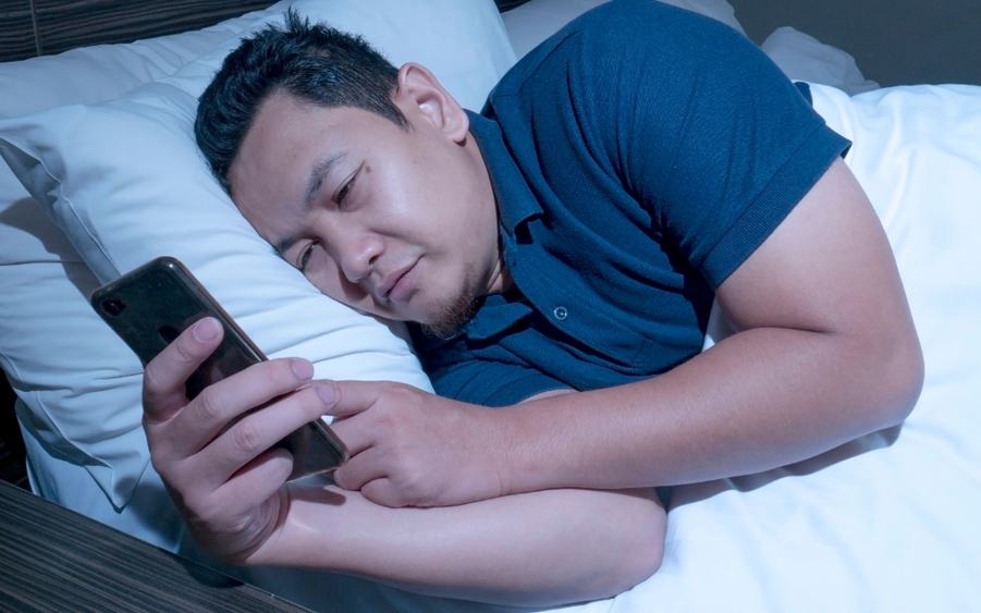 3-drawbacks-of-sleeping-with-your-phone
